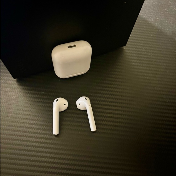 Used airpods the black stuff is chipped paint not dirt there clesn - Picture 4 of 6